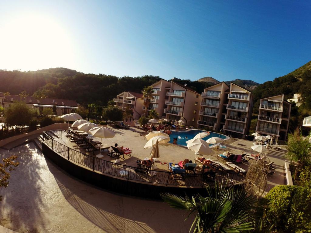 Montetrest Apartments Sveti Stefan Buitenkant foto